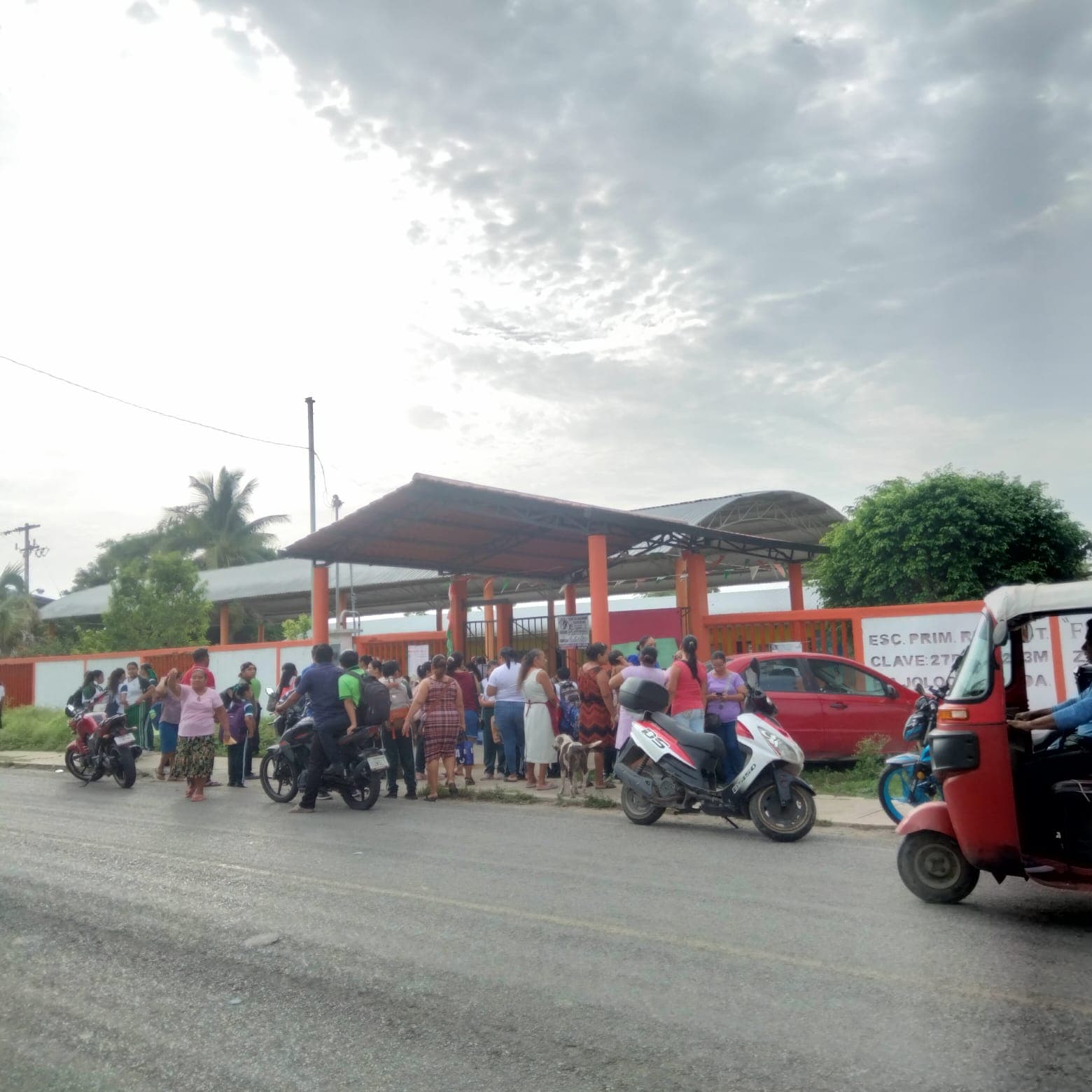 Acusan padres de familia a docente de maltrato físico y psicológico