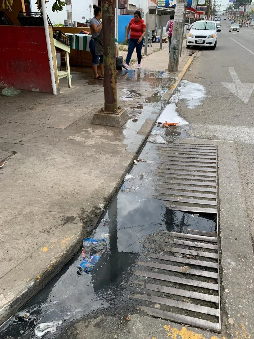 Cumplen en Primero de mayo, 9 años con alcantarillas tapadas