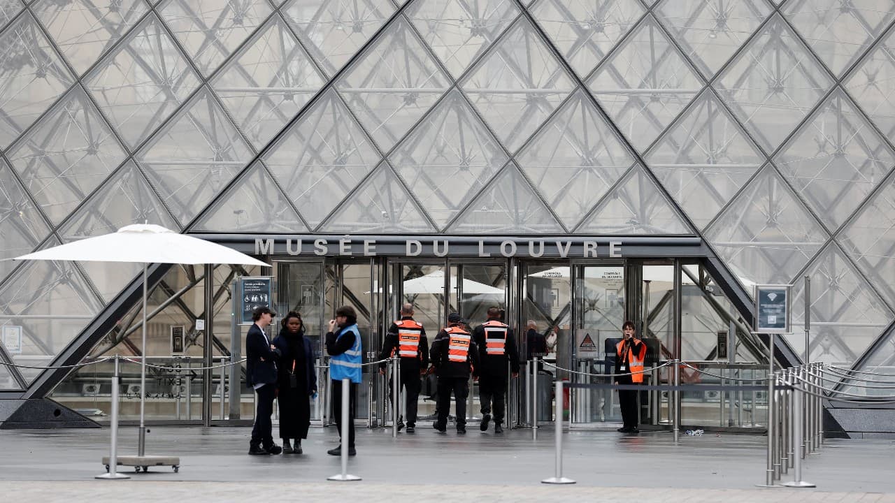 Detienen a dos por robo a Museo del Louvre