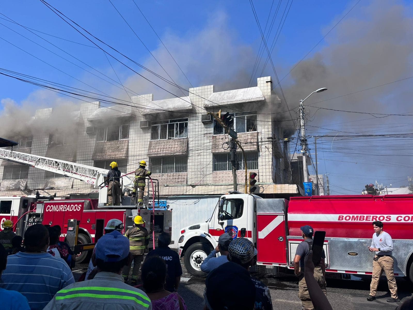 Consume plásticos incendio voraz