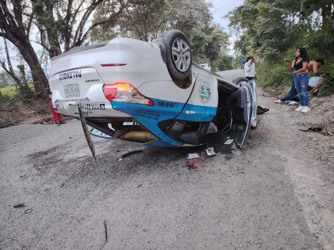Vuelca taxi con cuatro personas a bordo en Palenque