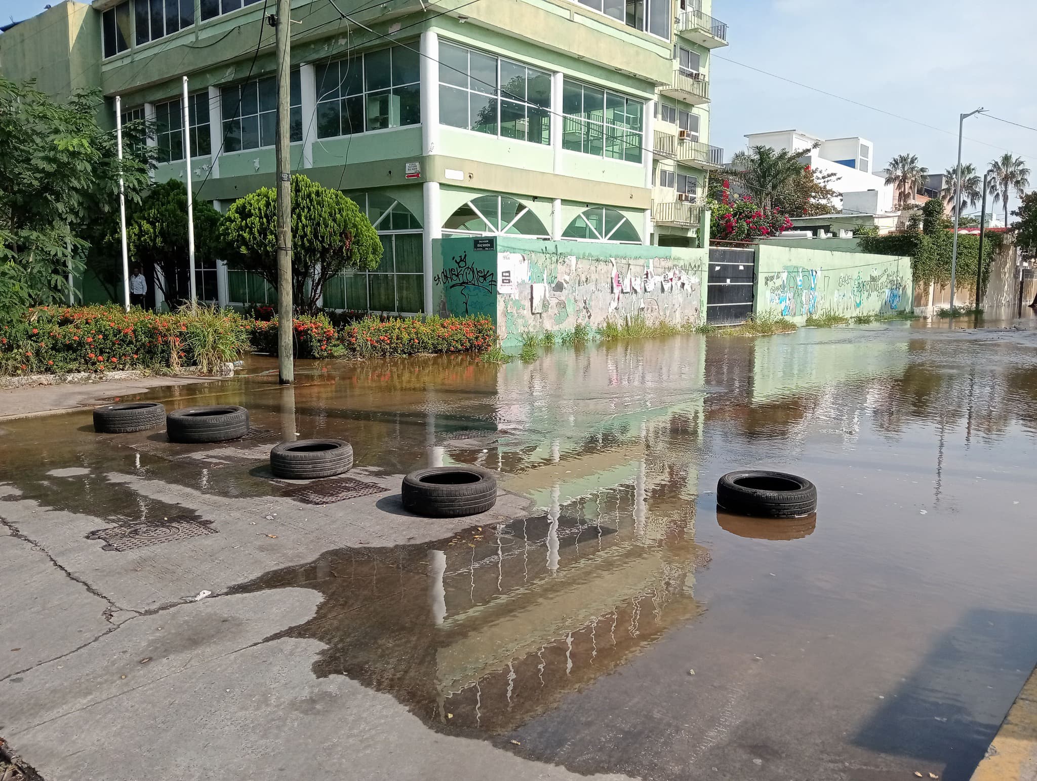 Mega fuga de agua en calle Luz Nava en Veracruz