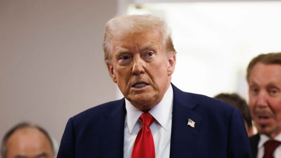 Por no aceptar migrantes deportados, Trump impone aranceles del 25% a Colombia