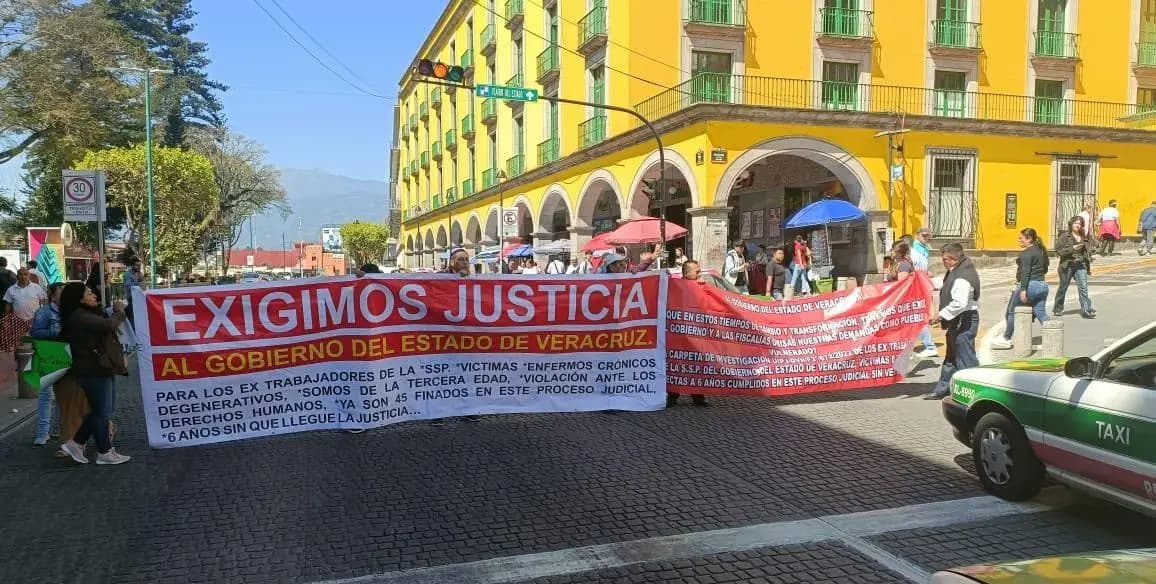 Maestros y expolicías de Poza Rica se manifiestan en Xalapa