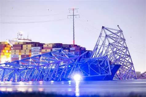 Se desploma puente tras choque de barco