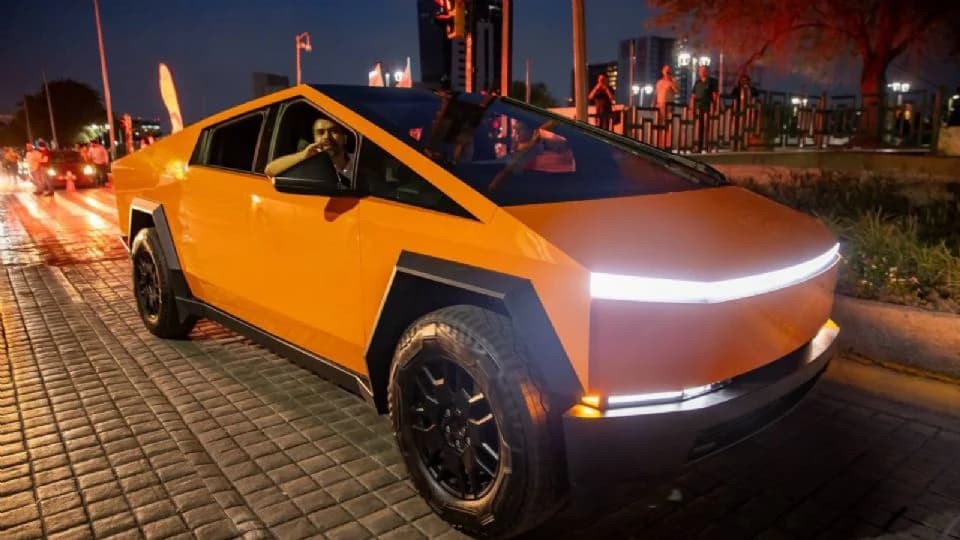 ´Tumban' a Samuel rifa de Cybertruck