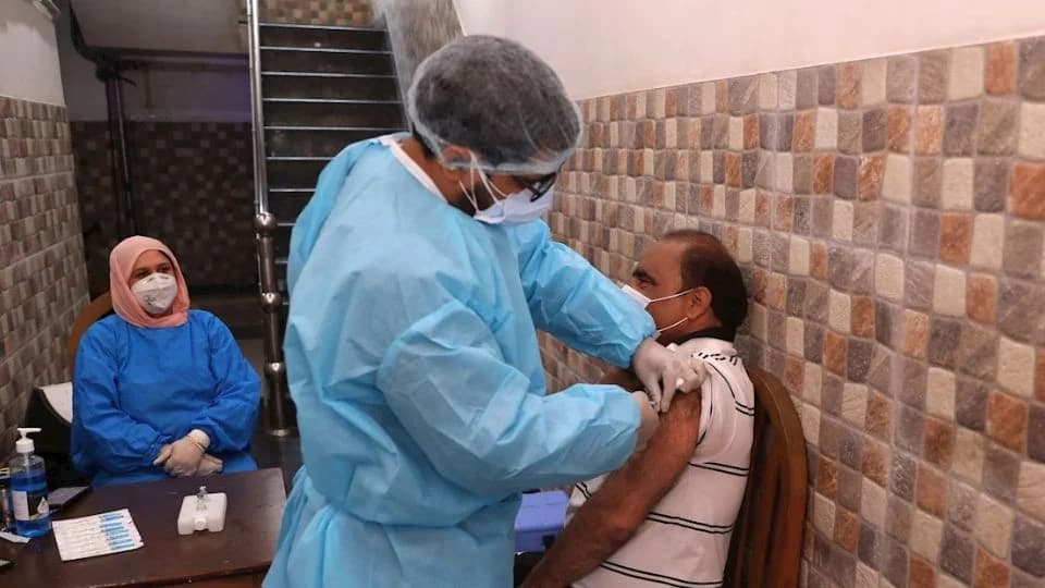 Emite India alerta en hospitales tras repunte de Covid-19