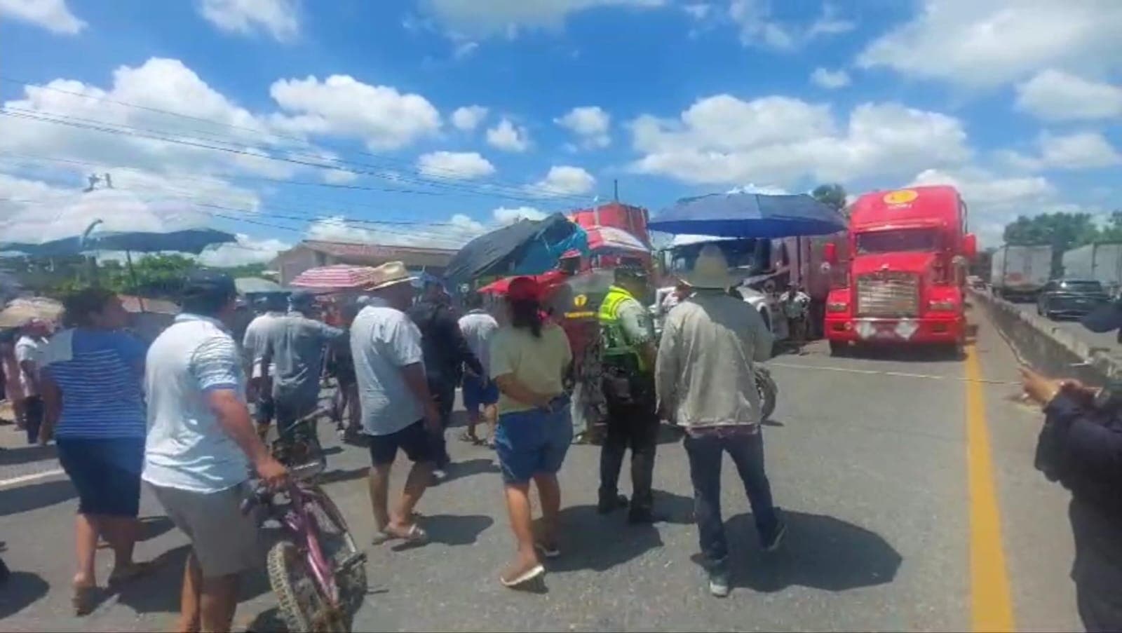 Bloquean, de nuevo, la Villahermosa-Frontera