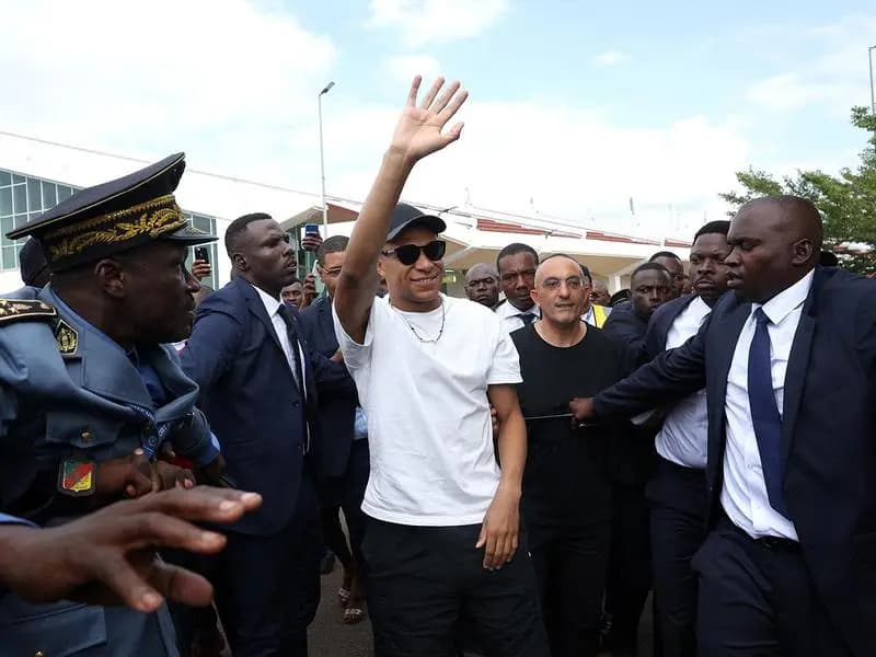 Ovacionan a Mbappé