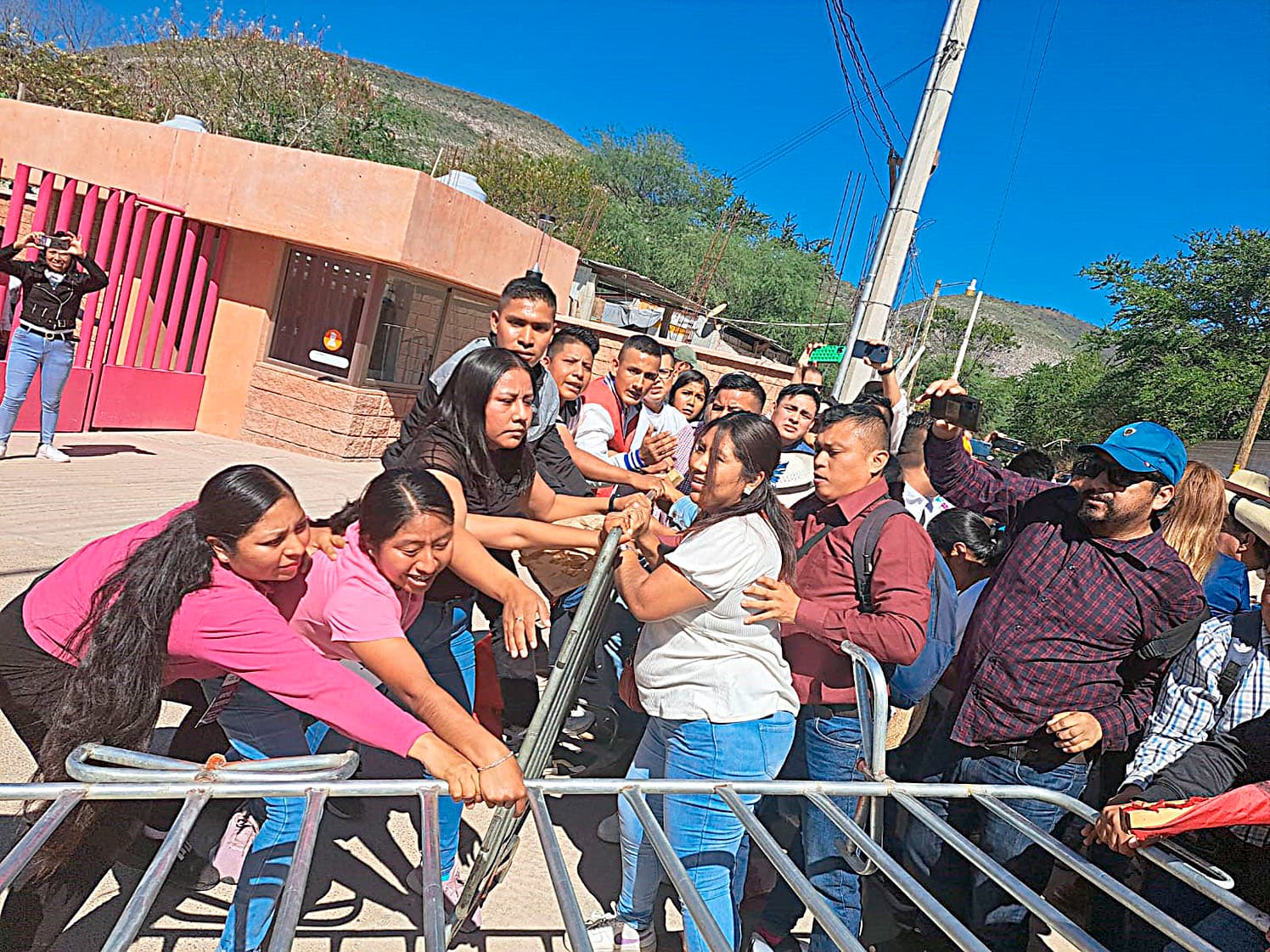 Maestros dejan a AMLO sin inauguración