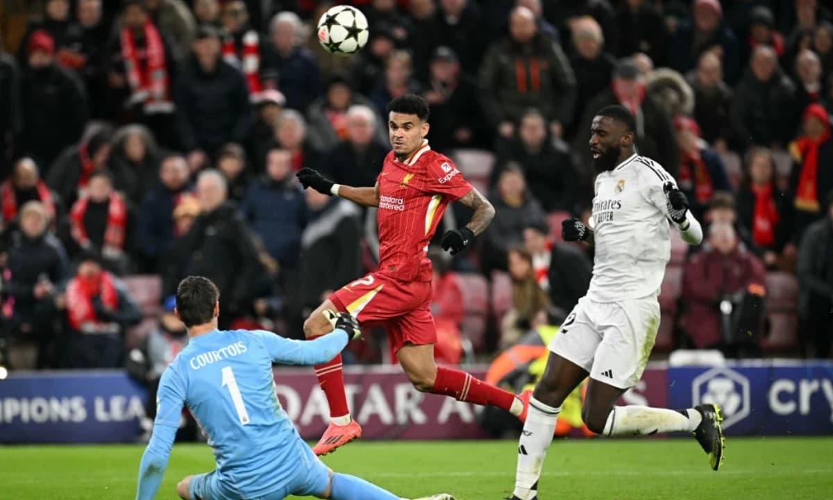 Liverpool deja al Real Madrid en la cuerda floja