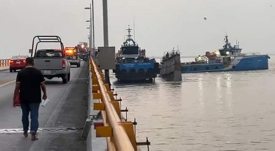 Barco choca contra el puente “El Zacatal” Campeche