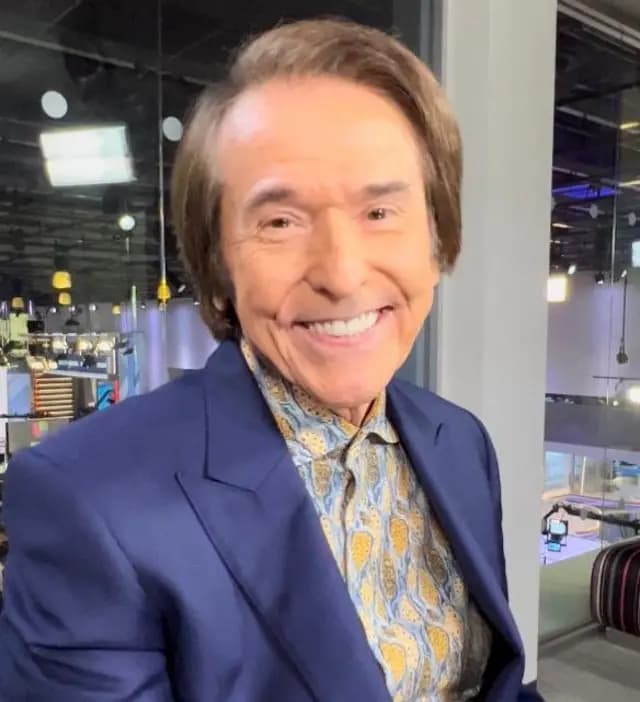 Cantante Raphael sale de hospital en Madrid