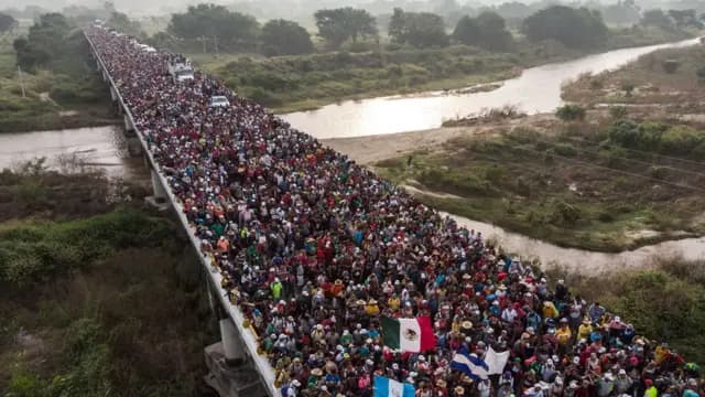 Escapan mexicanos de crimen hacia EU