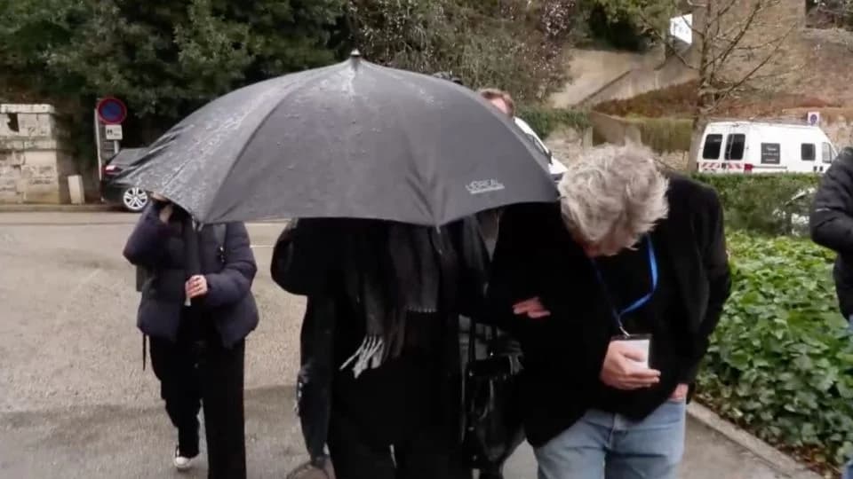 Exesposa del cirujano que abusó de 299 niños, rechaza conocer los delitos