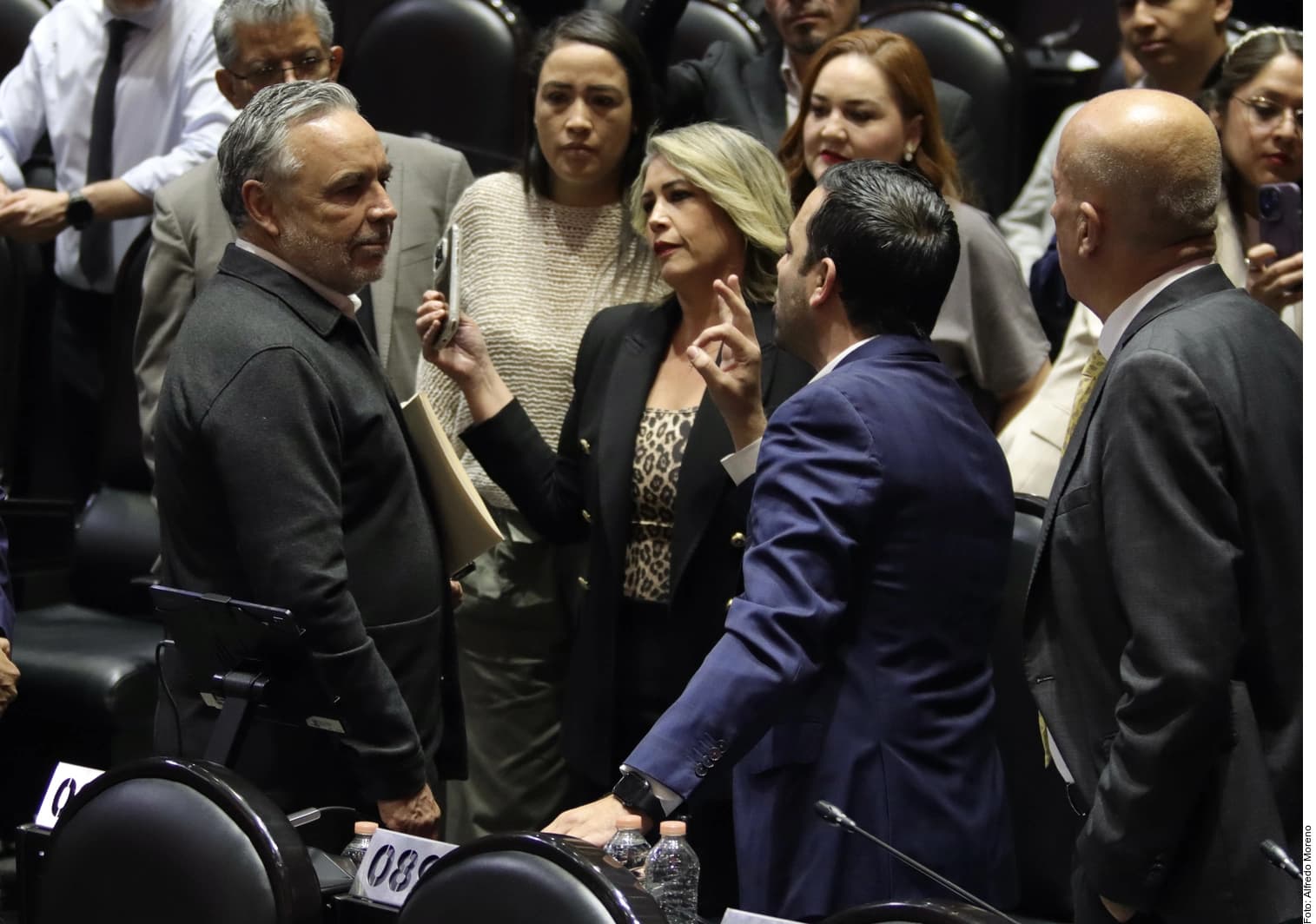 Presentan ley antifuero entre rechiflas tras salvar a 'Cuau'