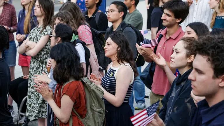 Trump suspende entrevistas de estudiantes extranjeros para visados