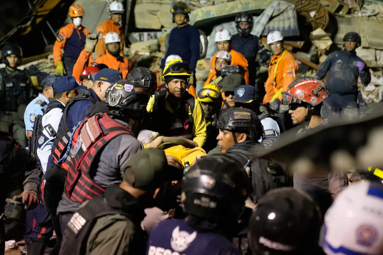 Vive Venezuela carrera contra el tiempo, miles de rescatistas apoyan