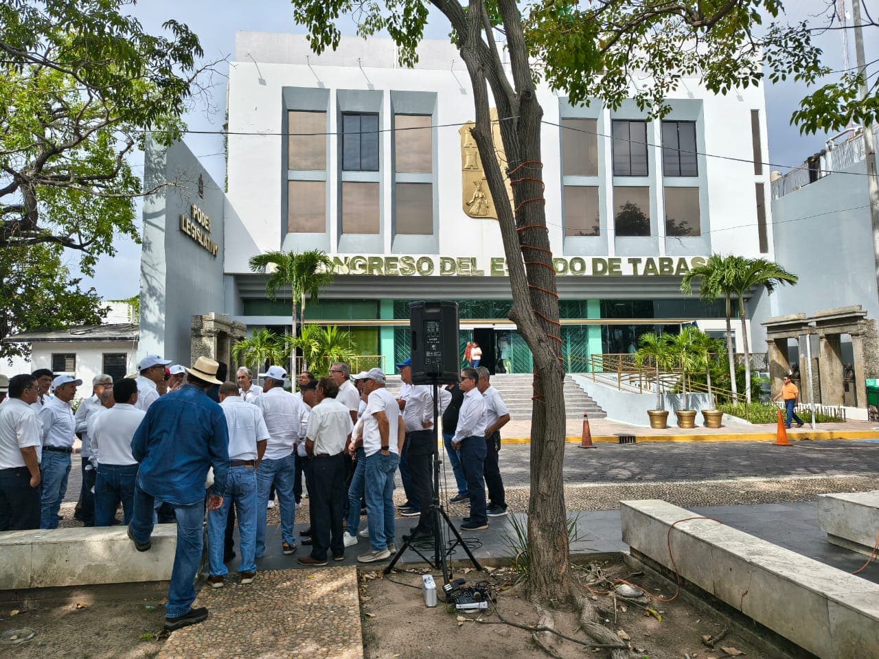 Jubilados de Pemex y CFE exigen respaldo del Congreso tabasqueño tras recorte a sus pensiones