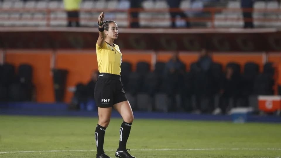 Arbitra mexicana Katia Itzel García, sexta mejor del mundo