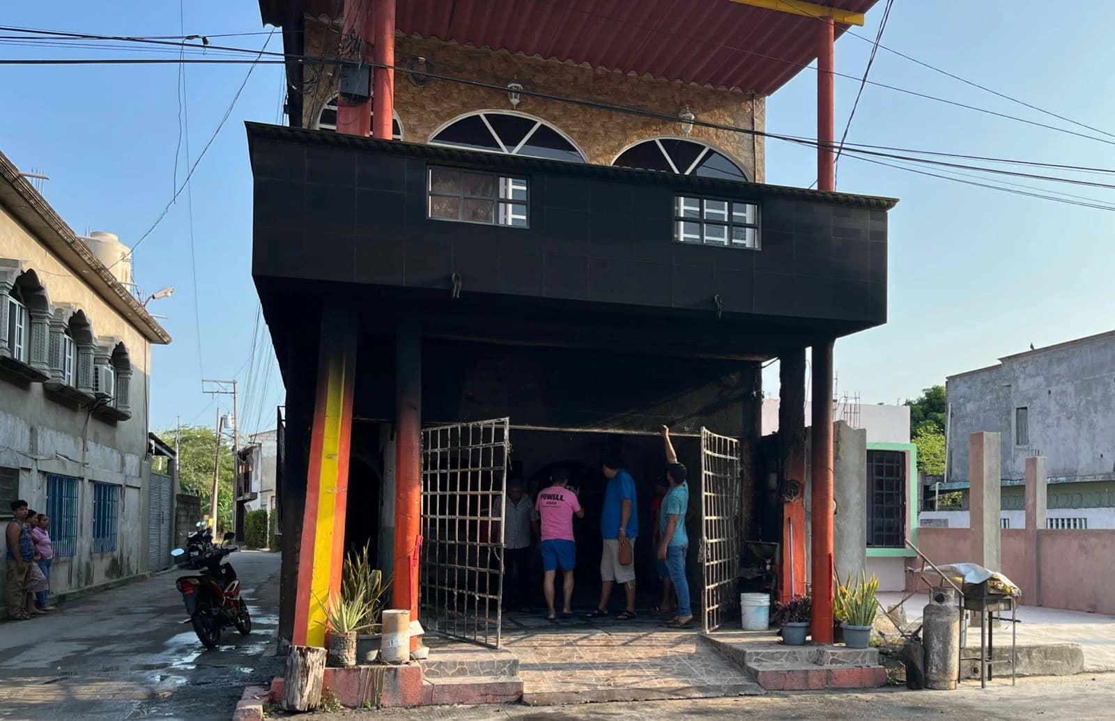 Arrasa incendio negocio de butifarra, ante negligencia de Protección Civil