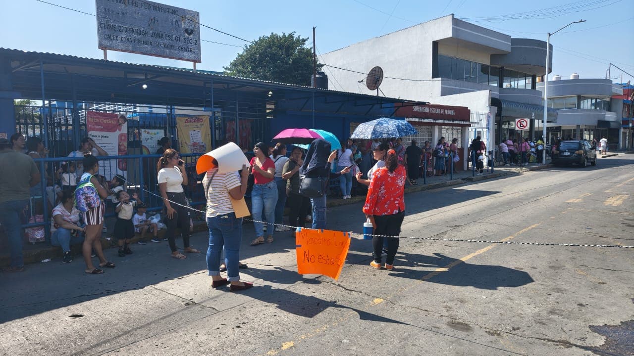 Exigen mamás reinstalación de maestra en Jardín de Niños