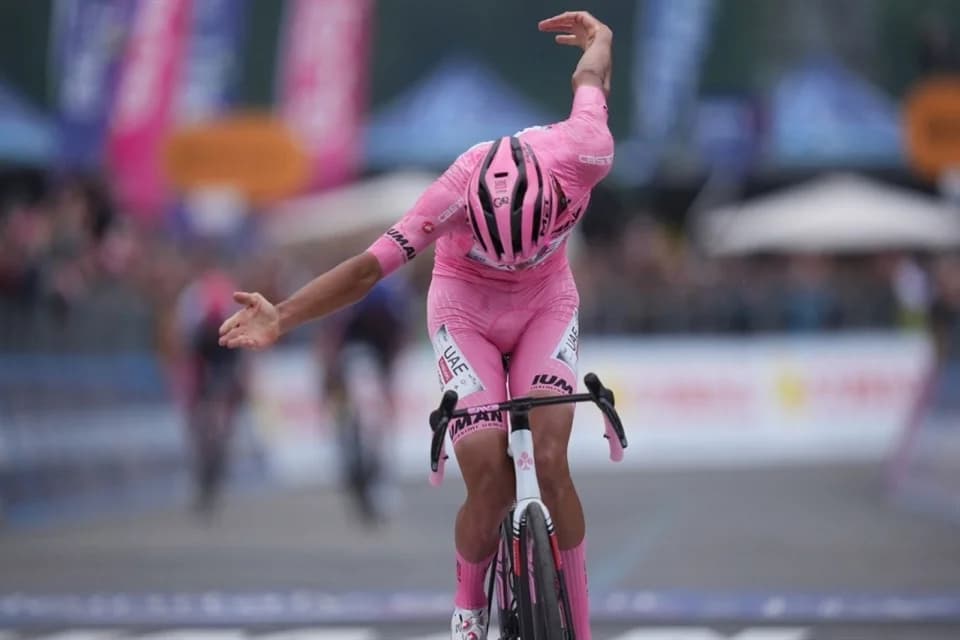 Del Toro gana etapa y sigue de líder en Giro de Italia