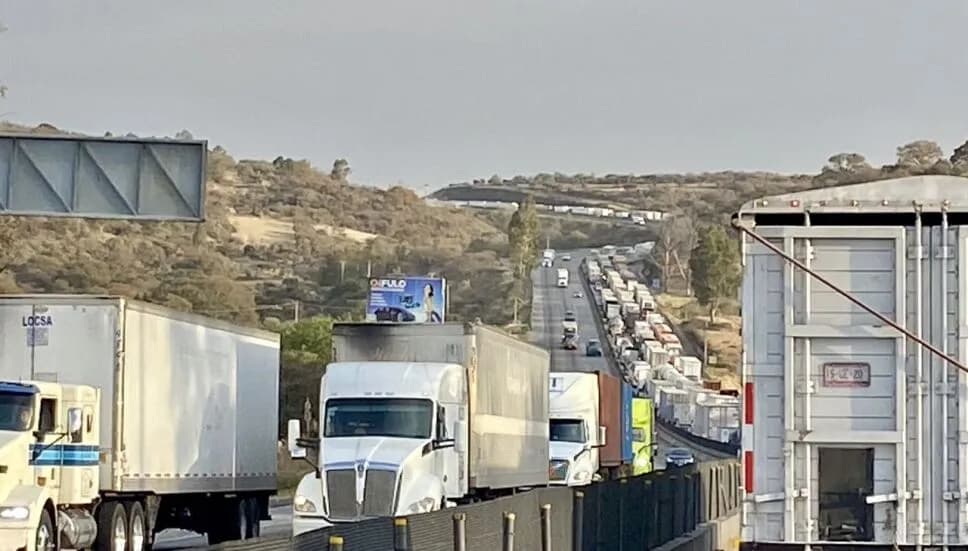 Paran a medias transportistas por pagos atrasados de Tren Maya