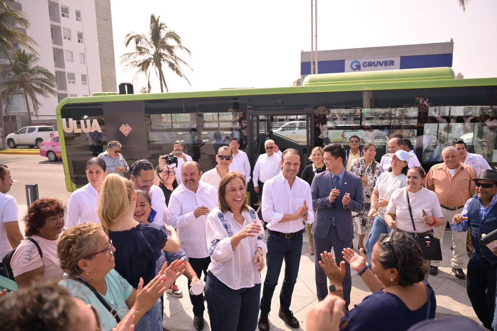 Rocío Nahle presenta nuevos camiones urbanos