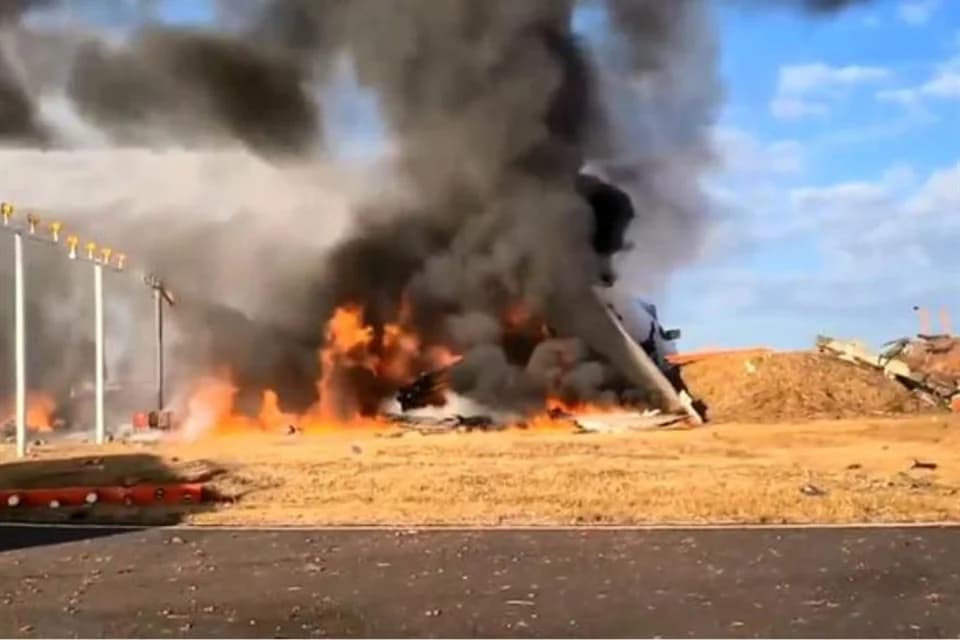Se estrella avión en Corea del Sur, mueren 28 personas