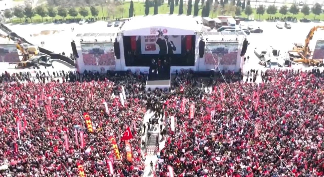 Marchan millones por líder opositor turco en Estambul