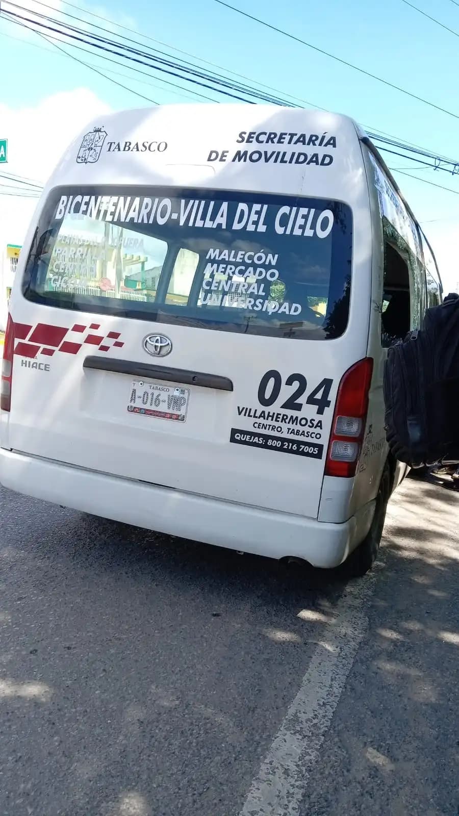 Combis de transporte hacían “carreritas”; sufren aparatoso accidente