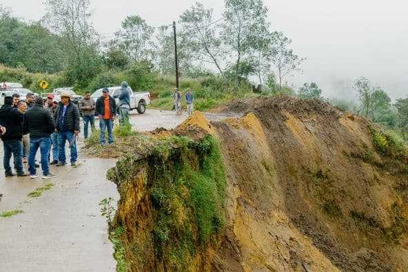 Habitantes de Coscomatepec piden resuelvan socavón carretero