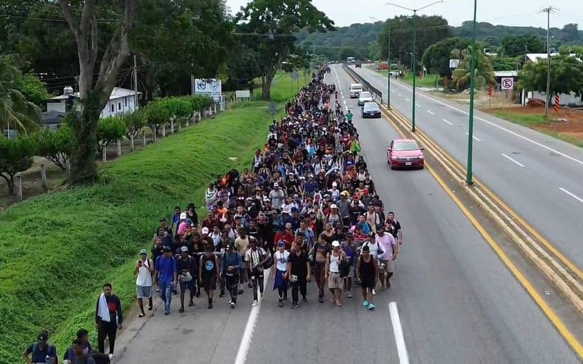 Caravana migrante en Chiapas avanza hacia Tonalá