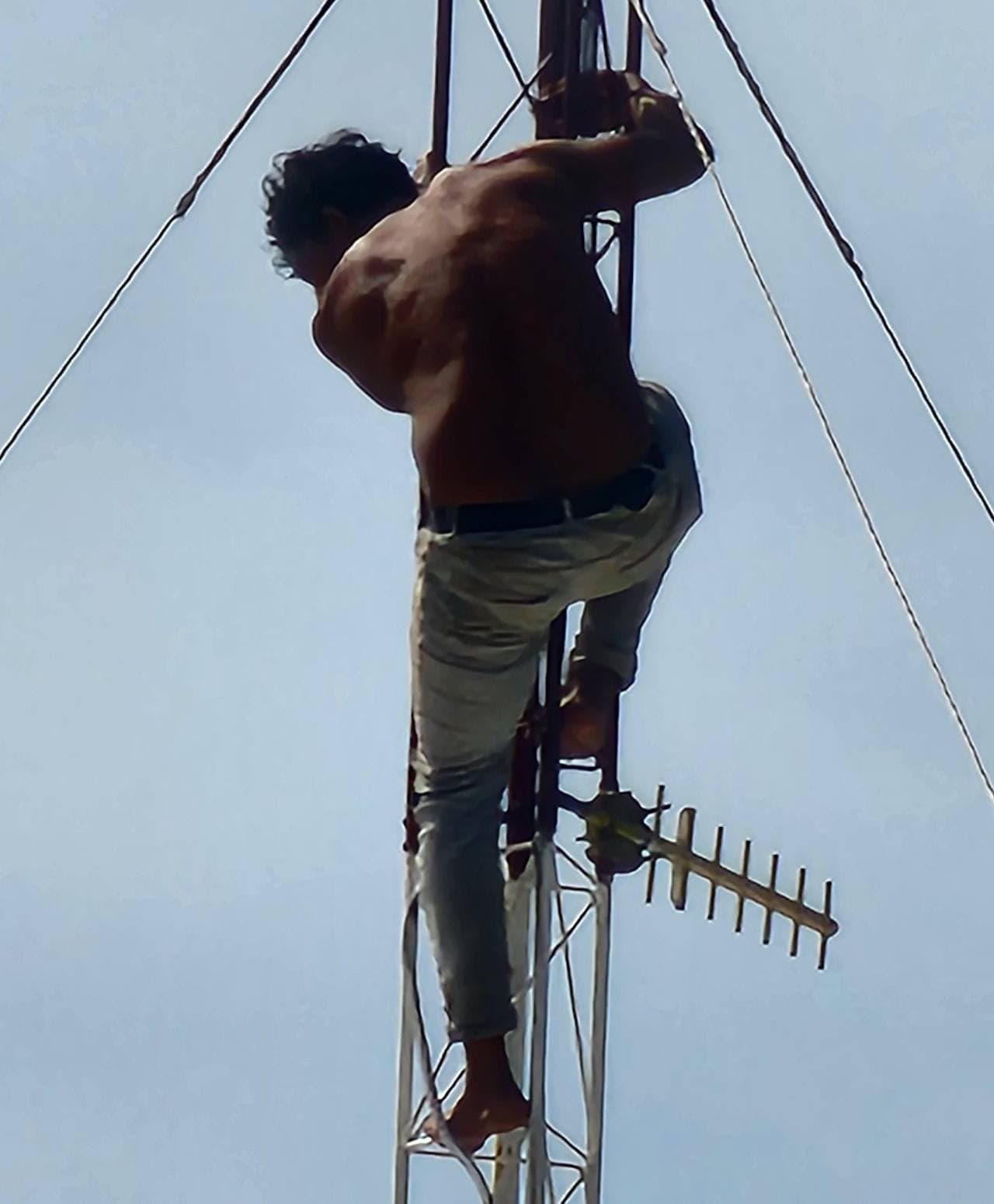 Baja 22 horas después de una antena de la CFE