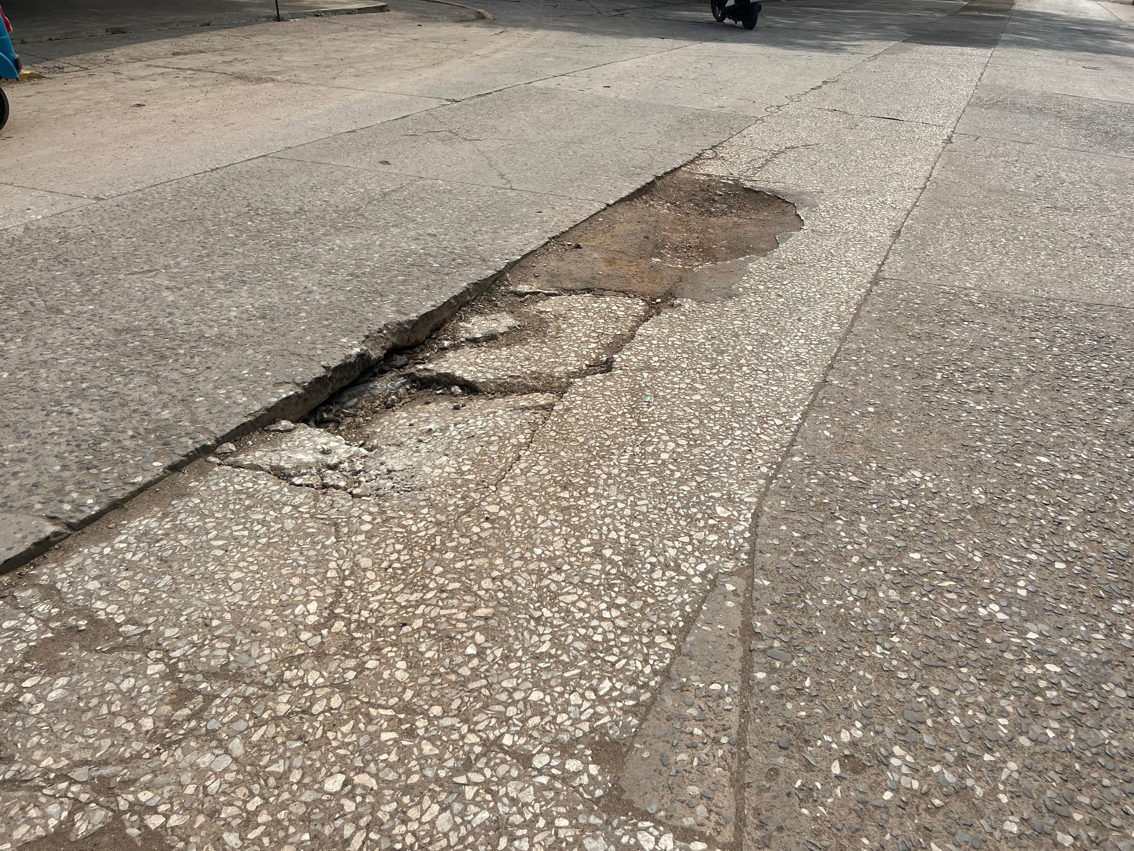 Peligro por socavón en Parrilla