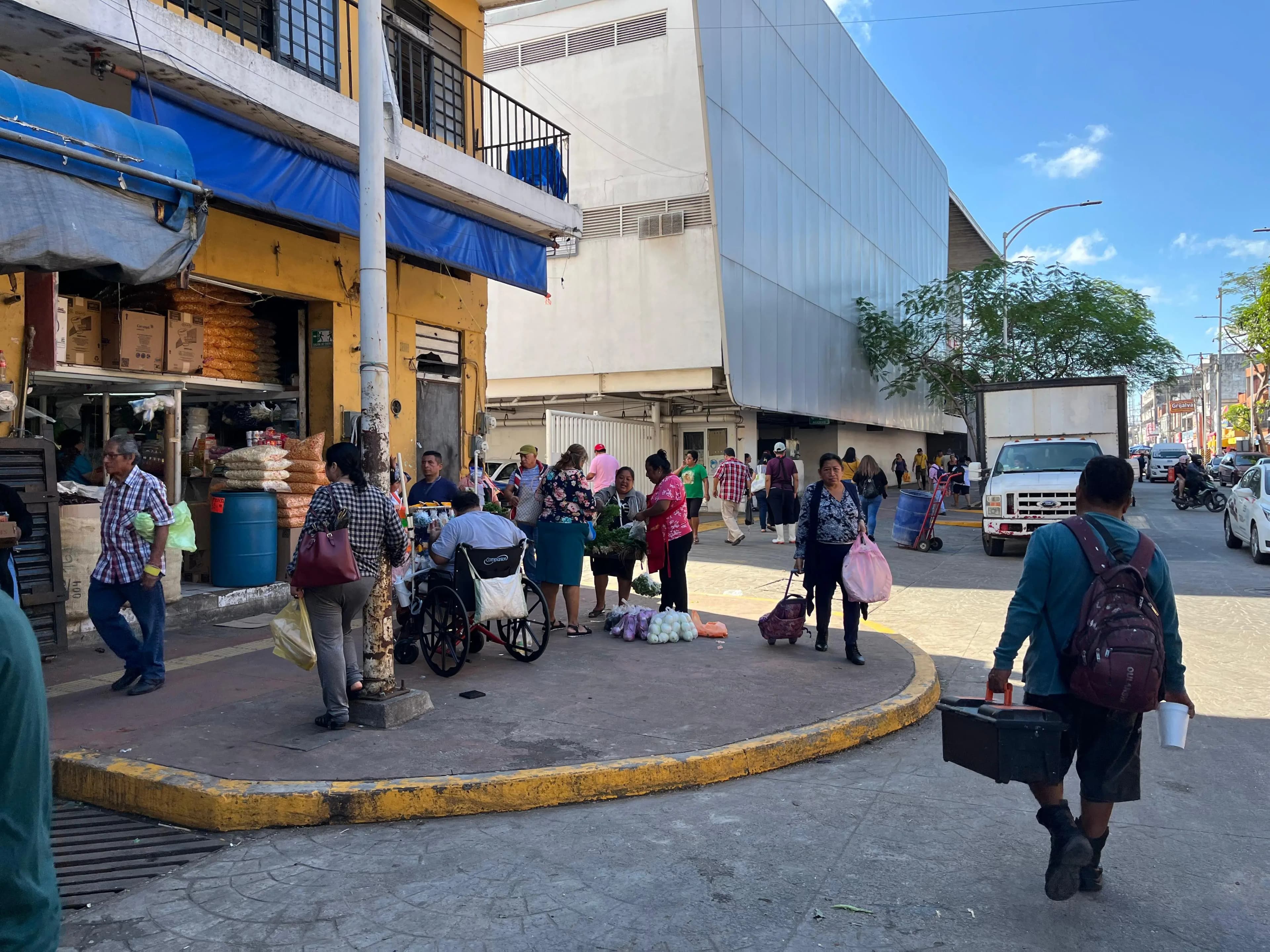Se cruzan ambulantes de acera en Mercado Pino Suárez