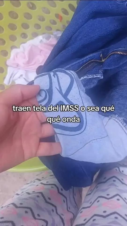 A precio de "ganga" le venden pantalón hecho con sábanas del IMSS