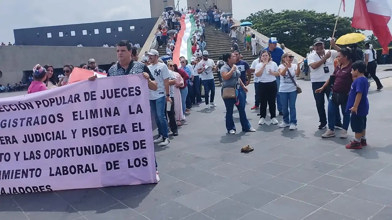 Protestan en Plaza de Armas trabajadores del PJF