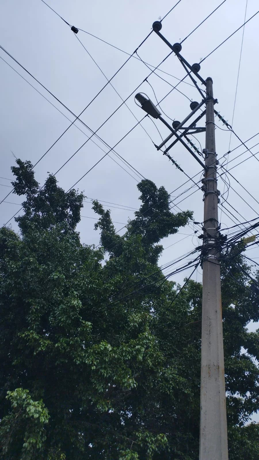 Temen vecinos a cableado de alta tensión