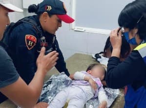Policía salva a bebé de asfixia en el metro de la CDMX