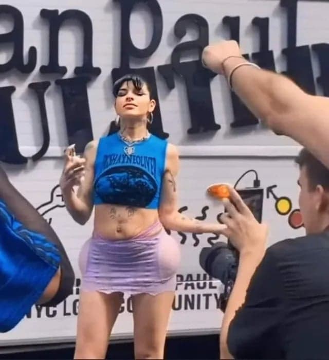 Cazzu nuevamente causa polémica por usar esponjas