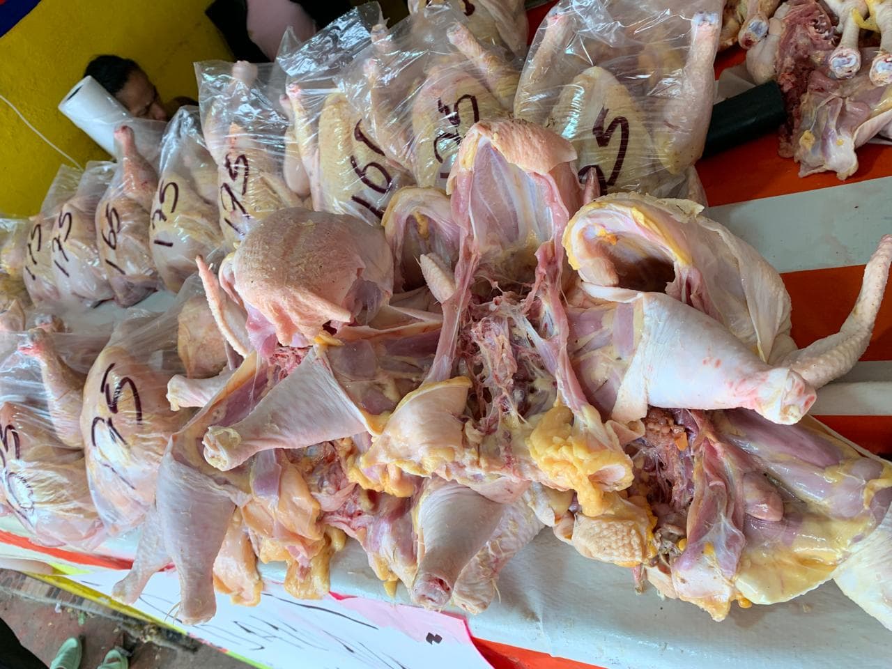 Se abarata el pollo por bajas ventas