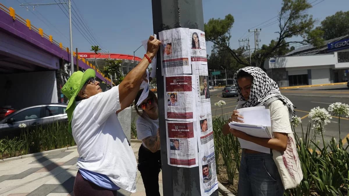 Madres buscadoras tapizan Estadio CdMx con fichas