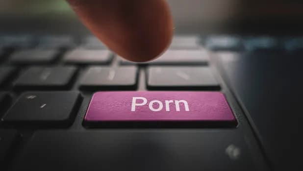 Investigan en Londres, 34 sitios de pornografía por verificación de edad