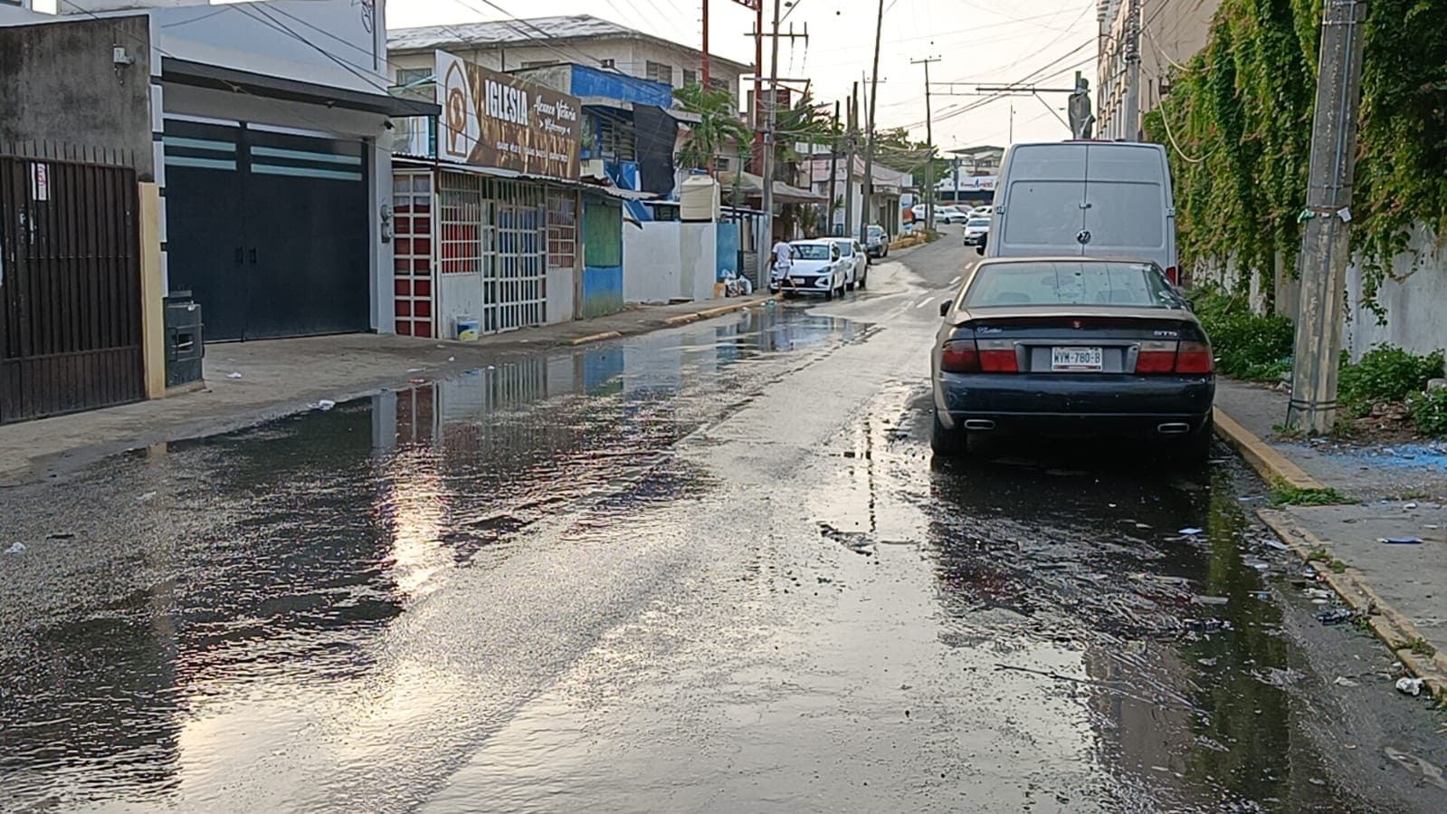 Intensa fuga de agua afecta a vecinos de la colonia Espejo 1