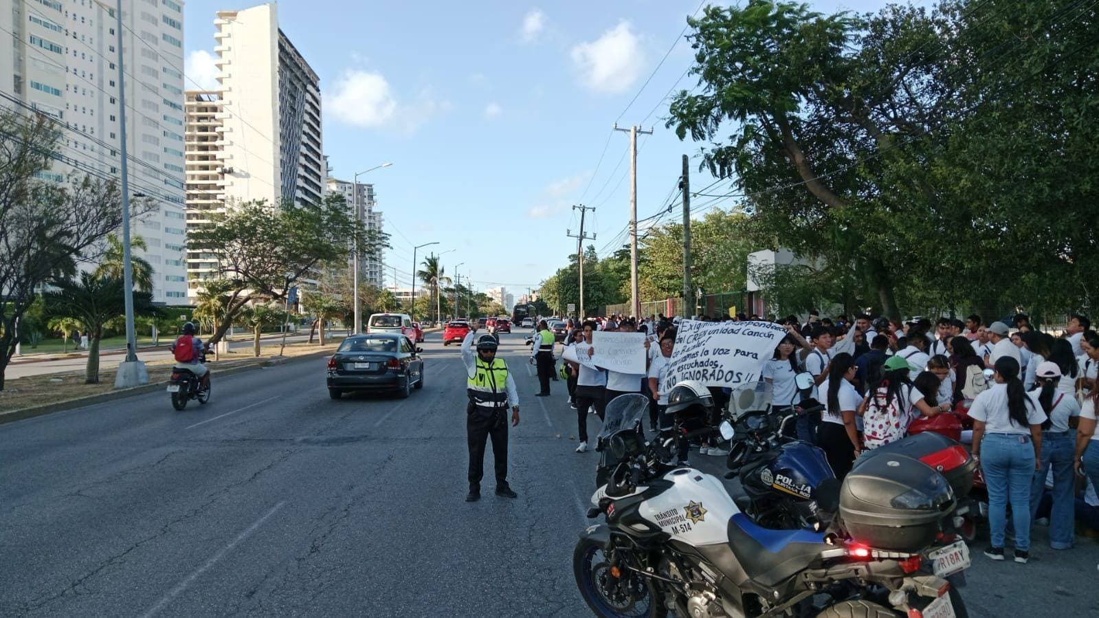 Estudiantes normalistas se manifiestan en Cancún