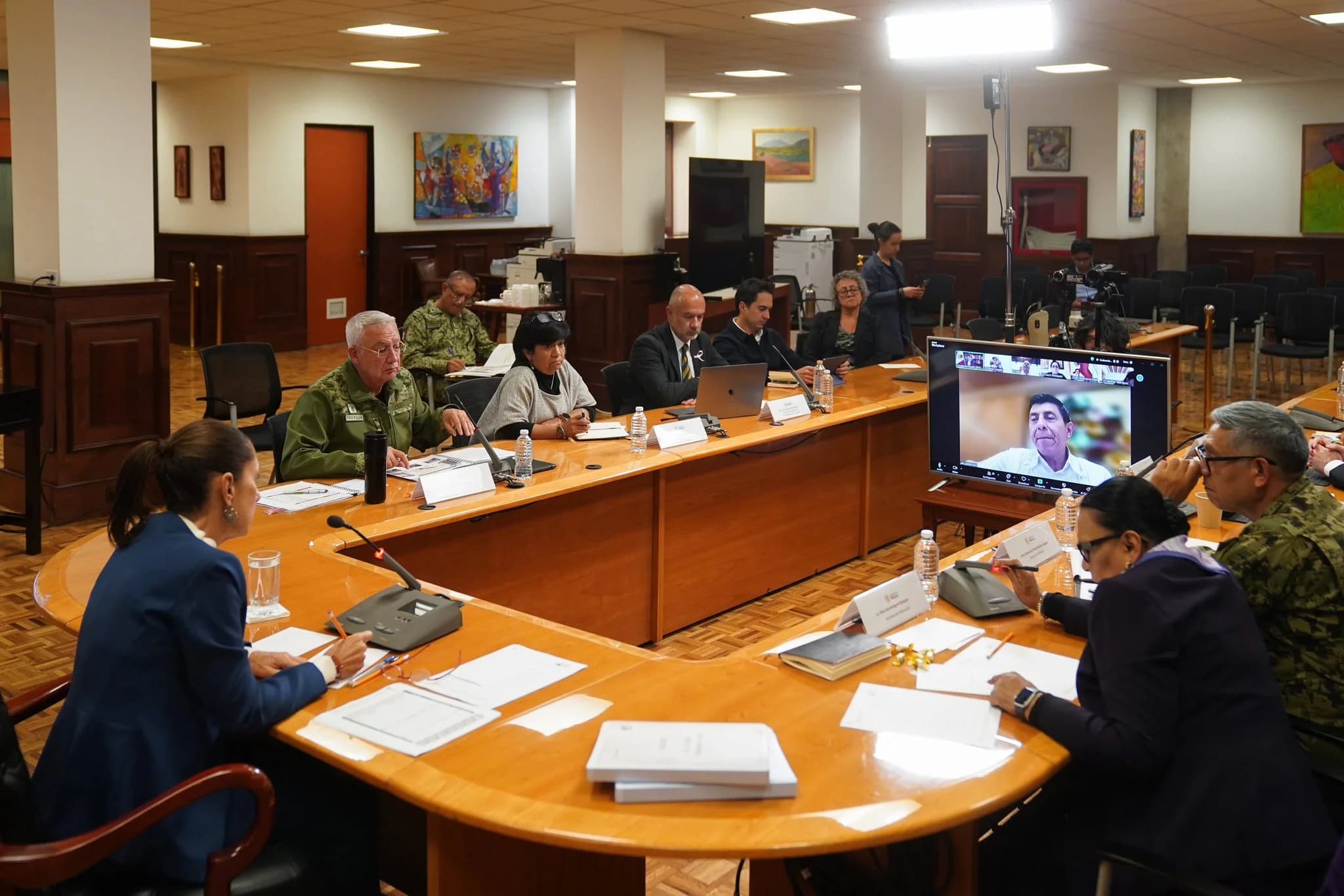 Sigue Sheinbaum a distancia daños por 'John'