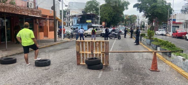 Amagan con cerrar calles, les cambian transformador