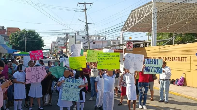 Bloquean calles por falta de luz en primaria